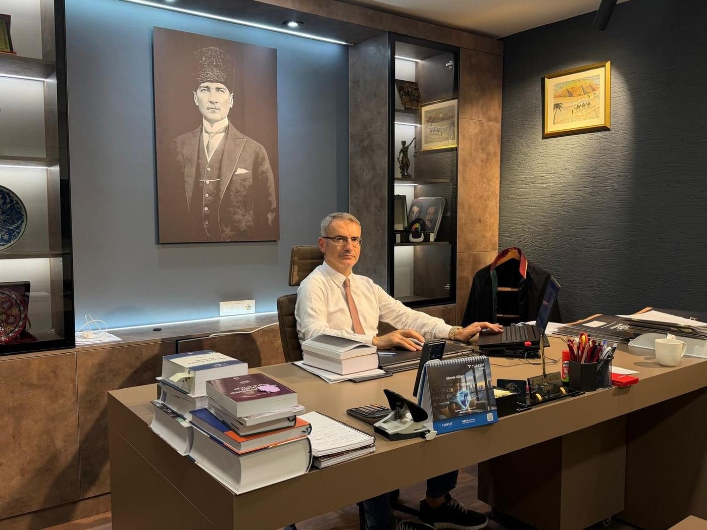 Av. Sercan Coşkun Kulak Bursa'daki hukuk bürosunda